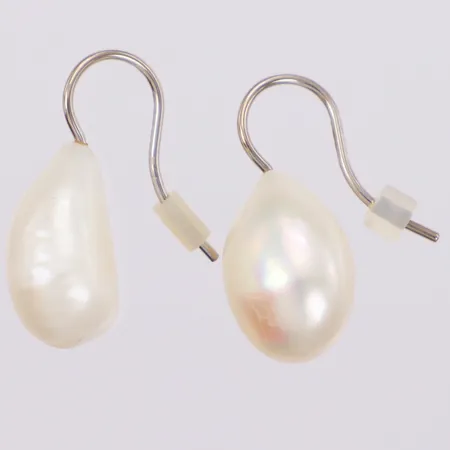 Örhängen med odlade droppformade pärlor ca 18x12mm, längd 26,5mm, vitguld, 18K Vikt: 6,6 g