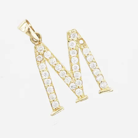 Hänge med vita stenar, bokstaven M, längd 21mm, bredd 13mm, en sten saknas, 18K. Vikt: 1,8 g