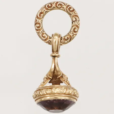 Klockfob med fasettslipad ametist längd 35mm, bredd 14,8mm, ostämplat, 14K Vikt: 5,1 g