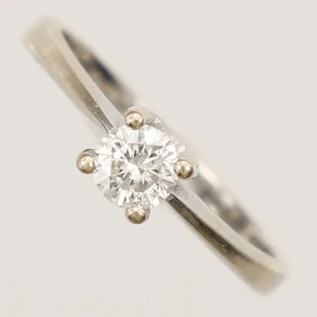 Ring med diamant 0,40ct HSI enligt gravyr vitguld stl 17½, bredd 5mm, 18K Vikt: 3,2 g