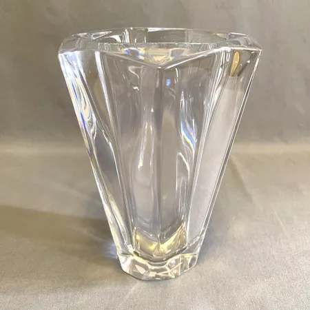 Vas blykristall Orrefors Precious clear design: Malin Lindahl, höjd ca 18cm, Ø14cm, etikettmärkt, företagslogga undertill, box Skickas med postpaket.