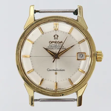 Herrur Omega Constellation Pie-Pan automatisk ca Ø34mm, guld på stål, datum, ref: 168.005, kaliber: 564, verk-nr: 24463742, repor, skadat glas, gravyr, rotor troligen lös, armband saknas, inga tillbehör