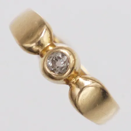 Ring med diamant 1xca0,10ct stl:18 bredd 3-5,7mm 18K Vikt: 4 g