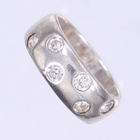 Ring med vita stenar stl: 17 bredd 5mm slitage silver 925/1000 Vikt: 4,5 g