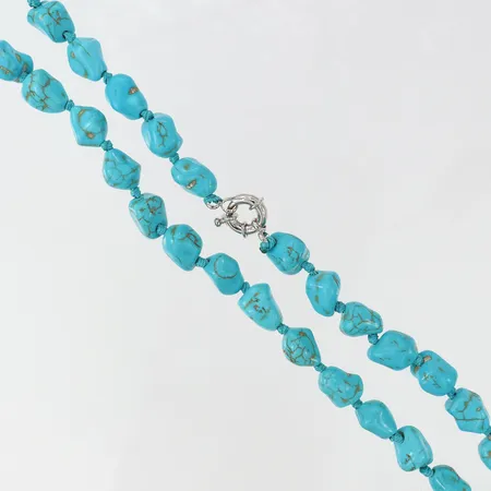 Collier med imitations turkoser längd 46cm bredd 8,5mm vitmetall. 