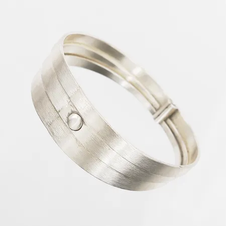 Armring Åsa Hallqvist innermått 62x52mm, öppningsbart, signerad, Hässelby år 2010, 925/1000 silver.  Vikt: 34,9 g