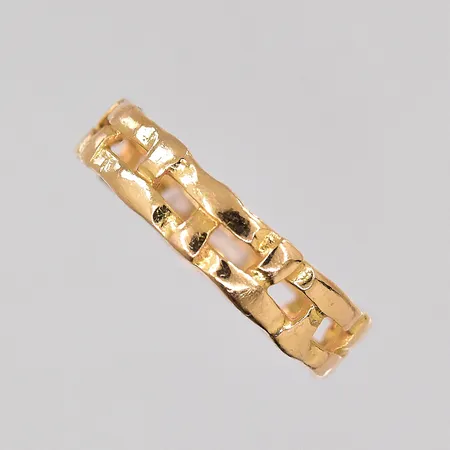 Ring Bronsil AB stl:16¾ bredd 4,5mm, skev skena 18K Vikt: 2,1 g