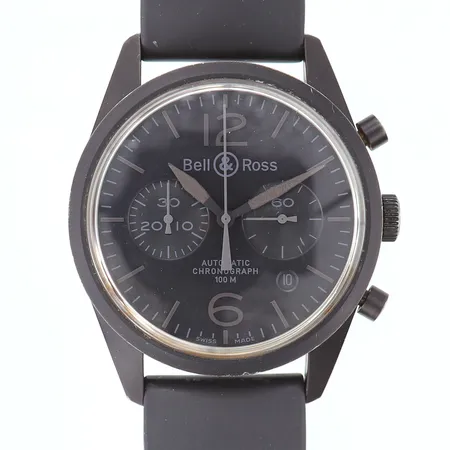 Herrur Bell & Ross automat kronograf datum svart metall, Ø41mm ref-nr: BR12,serie-nr: 126-94-SC-15816, gummiarmband med slitage, nagg i boett, slitage på boett, inga övriga tillbehör.