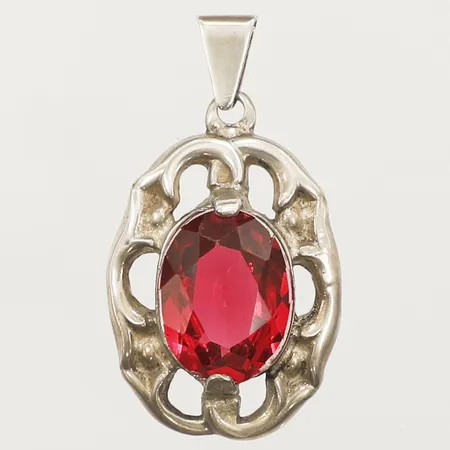 Hänge med röd sten längd 39mm, inklusive ögla, bredd 22mm, Stockholm år 1949, 925/1000 silver Vikt: 7 g
