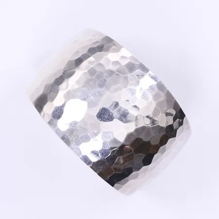 Armring innermått 60x55mm hamrad dekor silver 925/1000 vikt 66,7g Vikt: 66,7 g