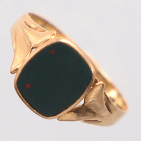 Klackring med svart sten stl: 19, ojämn skena, 18K. Vikt: 2,4 g