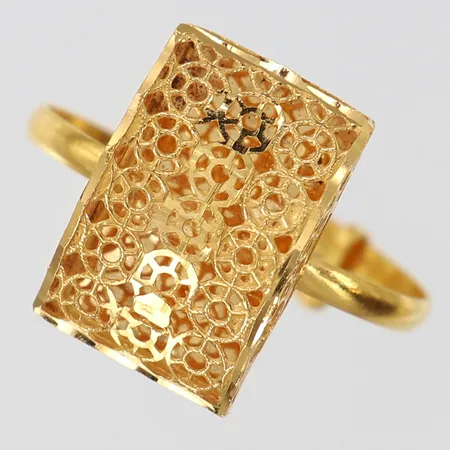 Ring med filigranarbete stl:17-20½ justerbar storlek bredd 1,8-15mm bucklig 21K.  Vikt: 2,1 g
