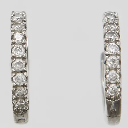 Örhängen med vita stenar Ø14mm, bredd 2mm, silver 925/1000 Vikt: 1,9 g