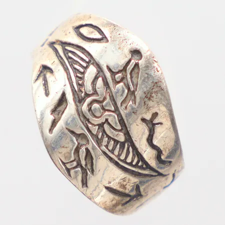 Ring med dekor stl: 17¾, bredd 3-15mm, gravyr 830/1000 Silver. Vikt: 4,5 g