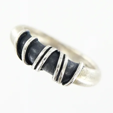 Ring Guldfynd stl:17 bredd 2,5-5,5mm delvis oxiderat silver 925/1000. Vikt: 4,9 g