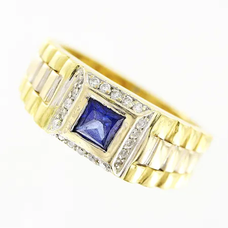 Klackring diamanter 20 x ca 0,005ct blå sten stl:19½ bredd 4,5-8,5mm gul/vitguld 18K.  Vikt: 10,2 g