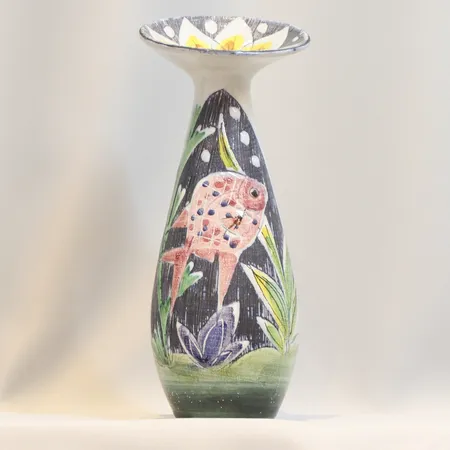 Vas Tilgmans Keramik, glaserat lergods med motiv av fisk och växter höjd 25 cm  Skickas med postpaket.