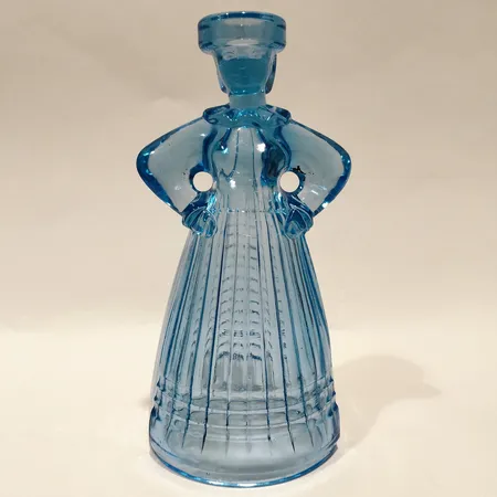 Ljusstake i blått glas Karolinka, Eryka Trzewik-Drost, Polen, höjd 21cm, Ø 10cm, repor på ena armen Skickas med postpaket.