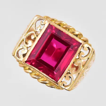 Klackring med röd sten stl:19, ovandel bredd 16,7mm 18K Vikt: 8,7 g