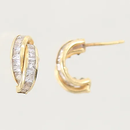 Ett par örhängen med vita stenar, Ø5,5mm, bredd 5,8mm, saknar en snurrebuss, 18K  Vikt: 1,9 g