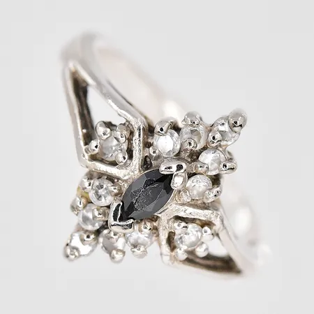 Ring blå och vita stenar stl:17½ små nagg finns silver 925/1000 Vikt: 3,7 g