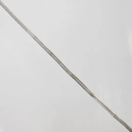 Collier längd: 41cm, bredd: 4mm, flera brott på länken, defekt lås, silver 835/1000 Vikt: 15,4 g