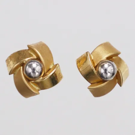 Ett par örhängen delvis matterade Ø11,8mm,  tvåfärgad, saknas snurrebussar 18K Vikt: 1,2 g