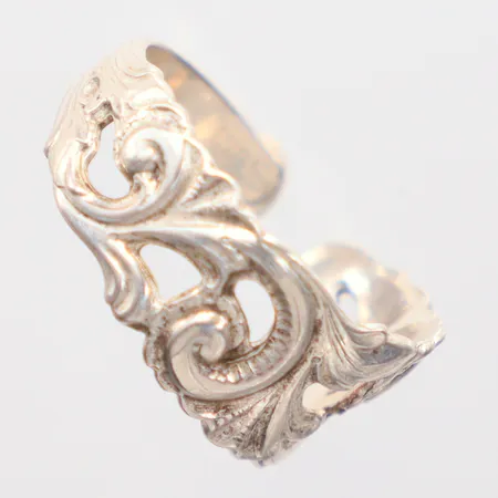Ring med genombruten dekor stl 21, ostämplat, Silver. Vikt: 4,1 g