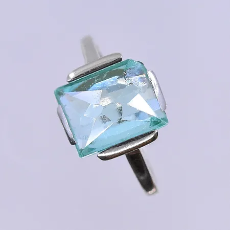 Ring med blå sten stl:17, bredd 1-11 mm vitguld 18K. Vikt: 2,9 g
