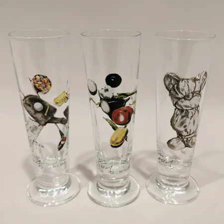 3 Snapsglas Lasse Åberg, Packad mus, Mussaka, Peg mus, höjd ca 11cm.  Skickas med paket.