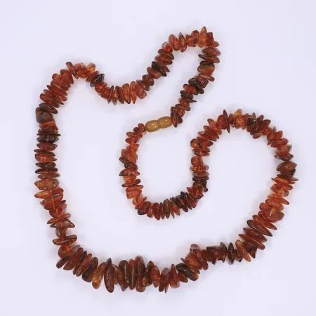 Bärnstenscollier längd 65cm bredd 10-20mm skruvlås i plast