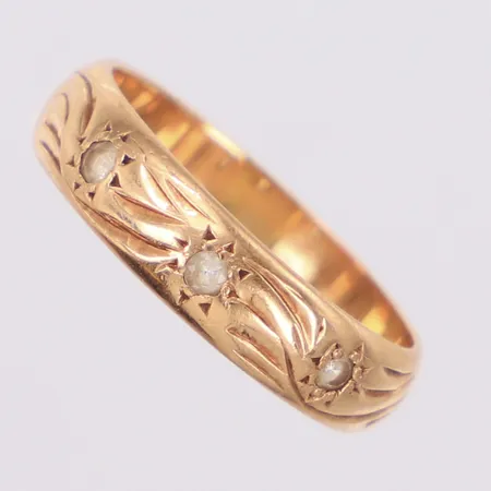 Ring med vita stenar stl: 17½, bredd 4,6mm, ostämplad, 14K  Vikt: 3,5 g