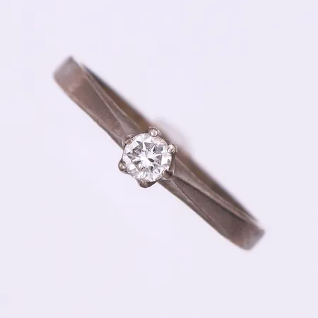 Ring vitguld med solitär diamant på 0.20 ct enligt inskription,storlek 18 ½ mm,bredd 1.9-4.2 mm,sliten skena,18k. Vikt: 2,8 g