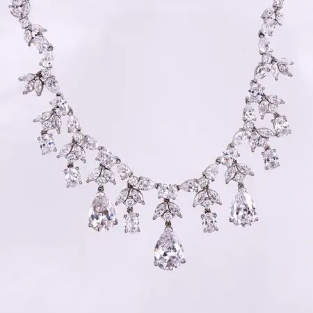 Collier med stenar,längd ca 46 cm, bredd ca 8-29 mm,GHA,silver 925/1000. Vikt: 59 g