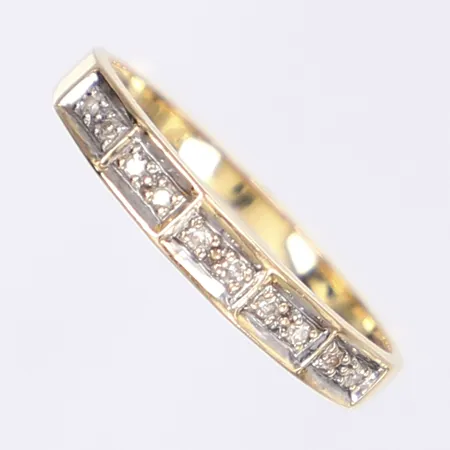 Ring med vita stenar stl: 17¾ bredd 2-3mm 18K Vikt: 1,9 g