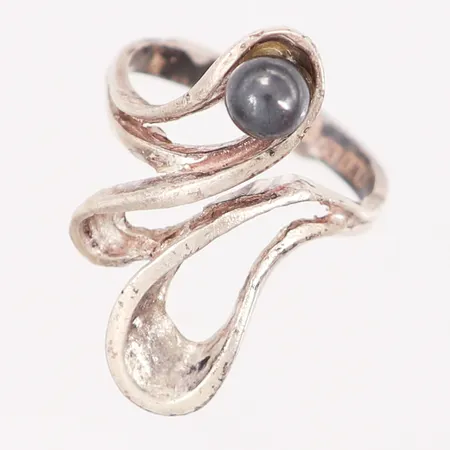 Ring med hematit stl:ca16, bredd: 3-25mm, ojämn skena, silver 925/1000 Vikt: 4,8 g