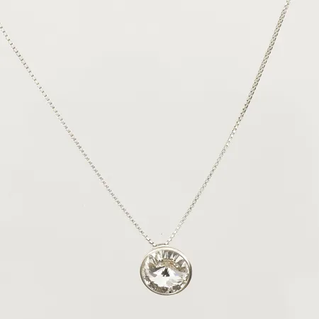 Kedja med integrera hänge med vit sten Guldfynd, längd 43-45,5cm, hängets mått Ø12mm, 925/1000 silver Vikt: 3,3 g