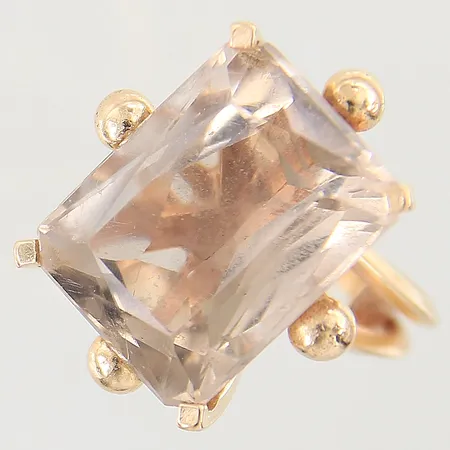 Ring med bergkristall stl:17, bredd 3-23mm, storleksförminskad insida med hjälpa av en extra del guld, sten med tunna repor samt mindre nagg på fasetter, 18K Vikt: 10,4 g