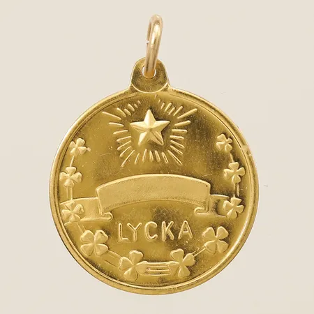 Hänge lycka längd 19,5mm inklusive ögla, bredd 15mm, 18K Vikt: 2,3 g