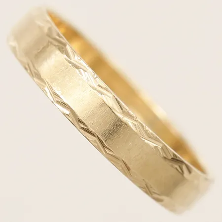 Ring med mösterdekor Schalins stl:18½, bredd 4mm, 18K  Vikt: 3,4 g