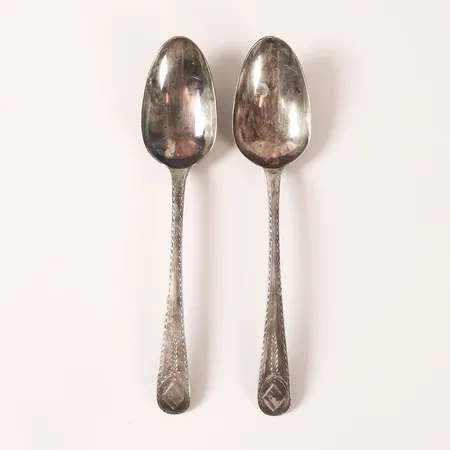 Ett par matskedar Thomas Northcote 1776- 1778, troligen London, längd 22cm, åldersbetingat slitage, 925/1000 silver. Vikt: 121,9 g