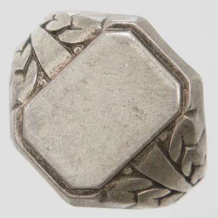 Klackring stl: 20¼, bredd: 3,9-18,4mm, finska stämplar, skev skena, repig, silver 813/1000 Vikt: 7,5 g