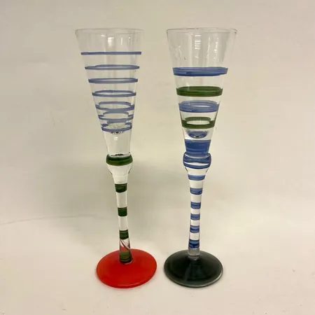 Två snapsglas handmålade omärkta, färgbortfall, längd ca 19,5cm