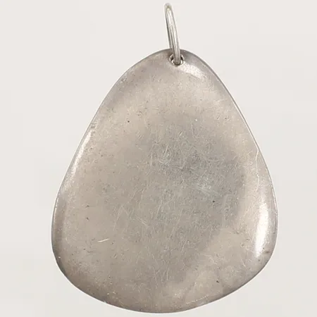 Hänge Efva Attling, längd 39mm inklusive ögla, bredd 29,5mm, repigt, silver 925/1000 Vikt: 11,4 g