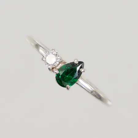 Ring med grön och vit sten stl:17 bredd 1,5-6,1mm, Guldfynd, 925/1000, Vikt: 1,7 g