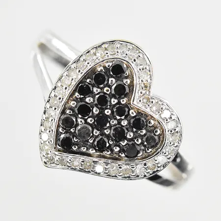 Ring hjärta med vita och svarta diamanter stl:16¾, bredd 2-13 mm, vitguld, 18K. Vikt: 2,7 g