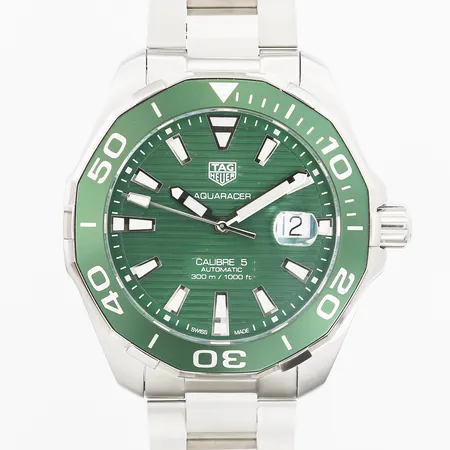 Herrur Tag Heuer Aquaracer stål automat, ref-nr:WAY201S, serie-nr:RDK3570, Ø43mm, 11 länkbitar monterade, saknar lock till ytterkartongen, garantikort, manual, box, ytterkartong, klockan är i gott skick.