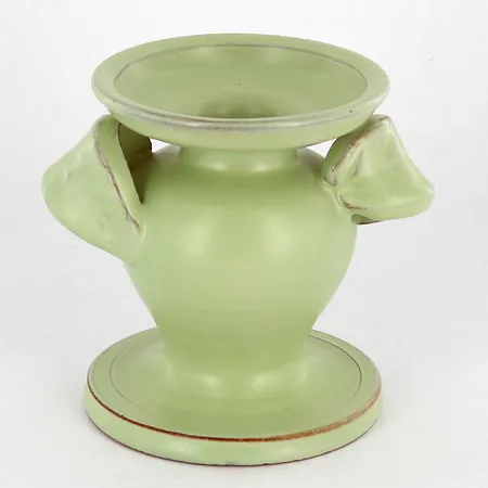 Vas/ljusstake i stengods från Ekeby, höjd ca 9cm, numrerad 32, litet nagg i glasyr på foten Vikt: 0 g