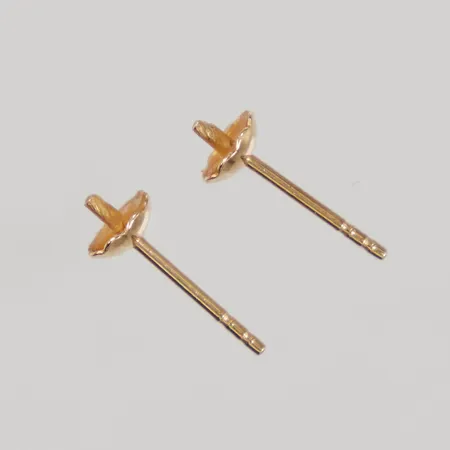Ett par örhängen defekta, saknar pärlor, utan stoppar 18K Vikt: 0,4 g