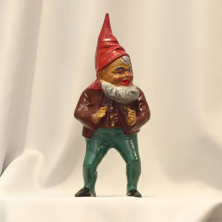 Tomte bemålat gips sent 1800/tidigt 1900-tal Tyskland höjd ca 32 cm, med skador och lagningar, ena handen med lagning samt toppen av luvan med lagning  Skickas med postpaket.